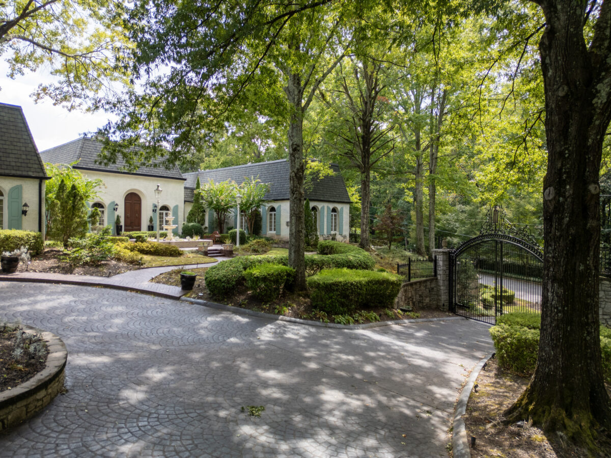 Unique hill-top estate in Randall Mill