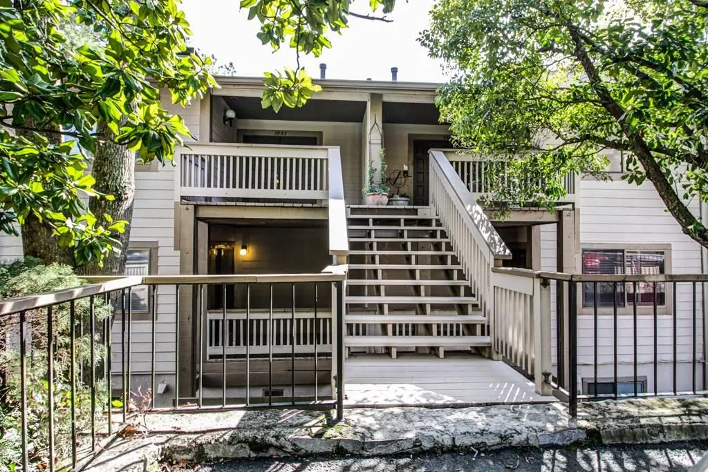 3823 Paces Ferry West Se, Atlanta, Georgia 30339, 2 Bedrooms Bedrooms, ,2 BathroomsBathrooms,Residential,Sold,3823 Paces Ferry West Se,5671196