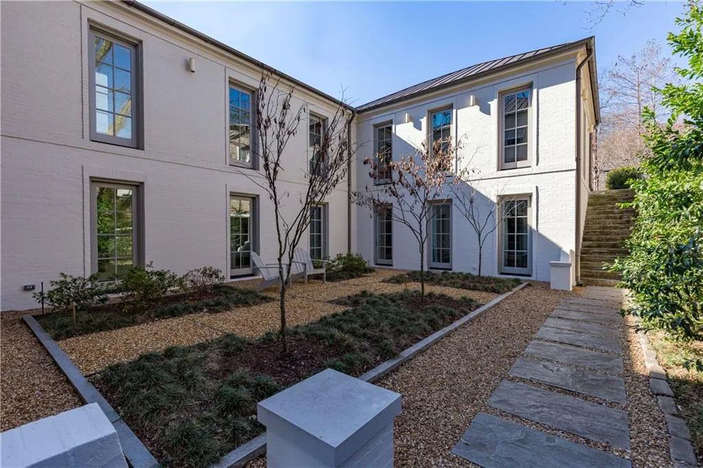 2595 Brookwood Drive Ne, Atlanta, Georgia 30305, 3 Bedrooms Bedrooms, ,3 BathroomsBathrooms,Residential,Sold,2595 Brookwood Drive Ne,5798842