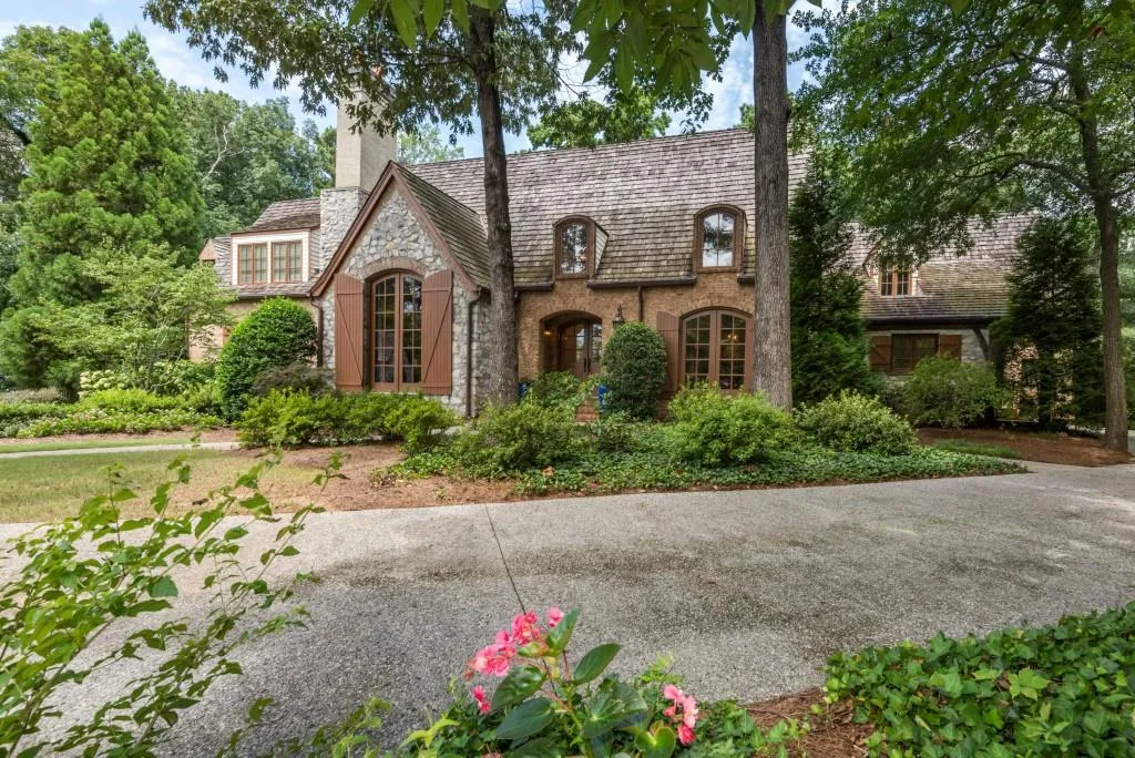102 Kingston Manor, Sandy Springs, Georgia 30342, 5 Bedrooms Bedrooms, ,4 BathroomsBathrooms,Residential,Sold,102 Kingston Manor,5895319
