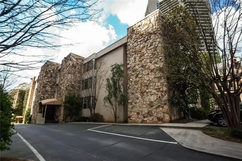 2632 Peachtree Road Nw Unit A303, Atlanta, Georgia 30305, 2 Bedrooms Bedrooms, ,2 BathroomsBathrooms,Residential,Sold,2632 Peachtree Road Nw Unit A303,5997034