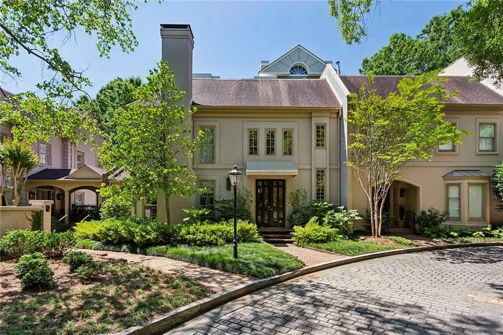2525 Peachtree Road Ne Unit 32, Atlanta, Georgia 30305, 3 Bedrooms Bedrooms, ,3 BathroomsBathrooms,Residential,For Sale,2525 Peachtree Road Ne Unit 32,7529955