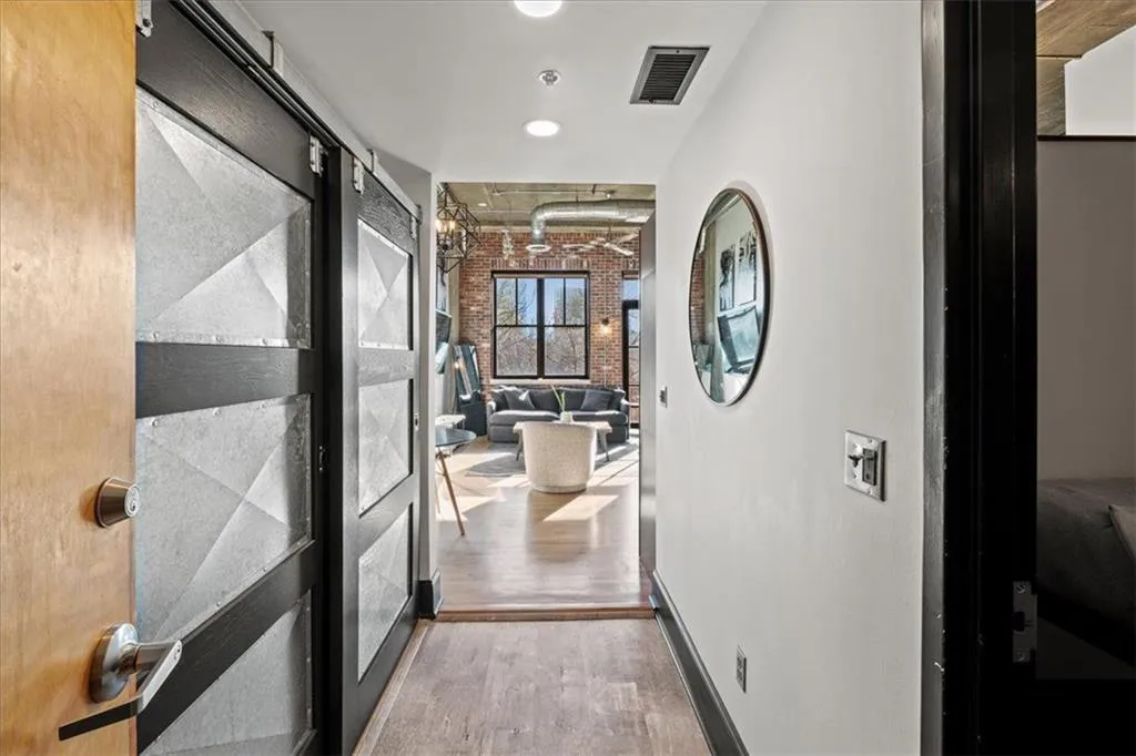 3235 Roswell Road Ne Unit 710, Atlanta, Georgia 30305, 2 Bedrooms Bedrooms, ,2 BathroomsBathrooms,Residential,Sold,3235 Roswell Road Ne Unit 710,7539835