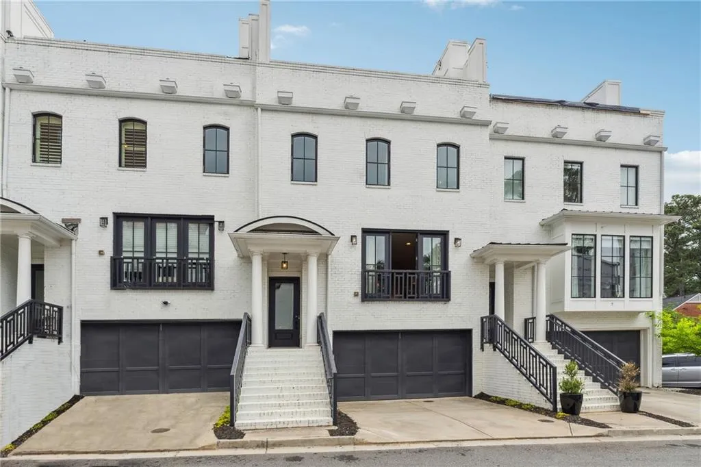 3667 Peachtree Road Ne Unit 6, Atlanta, Georgia 30319, 3 Bedrooms Bedrooms, ,3 BathroomsBathrooms,Residential,For Sale,3667 Peachtree Road Ne Unit 6,7567491
