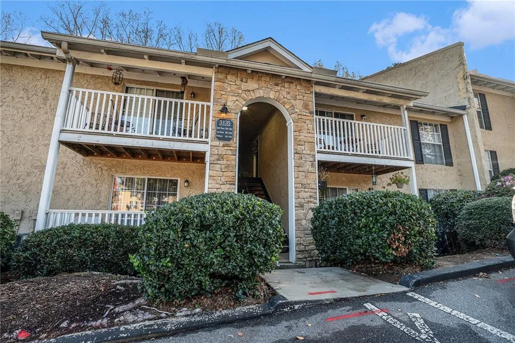 3135 Seven Pines Ct Unit 101, Atlanta, Georgia 30339, 2 Bedrooms Bedrooms, ,2 BathroomsBathrooms,Residential,For Sale,3135 Seven Pines Ct Unit 101,7570054
