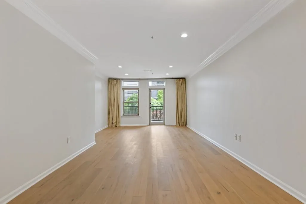 3334 Peachtree Road Ne Unit 101, Atlanta, Georgia 30326, 1 Bedroom Bedrooms, ,1 BathroomBathrooms,Residential,For Sale,3334 Peachtree Road Ne Unit 101,7573803