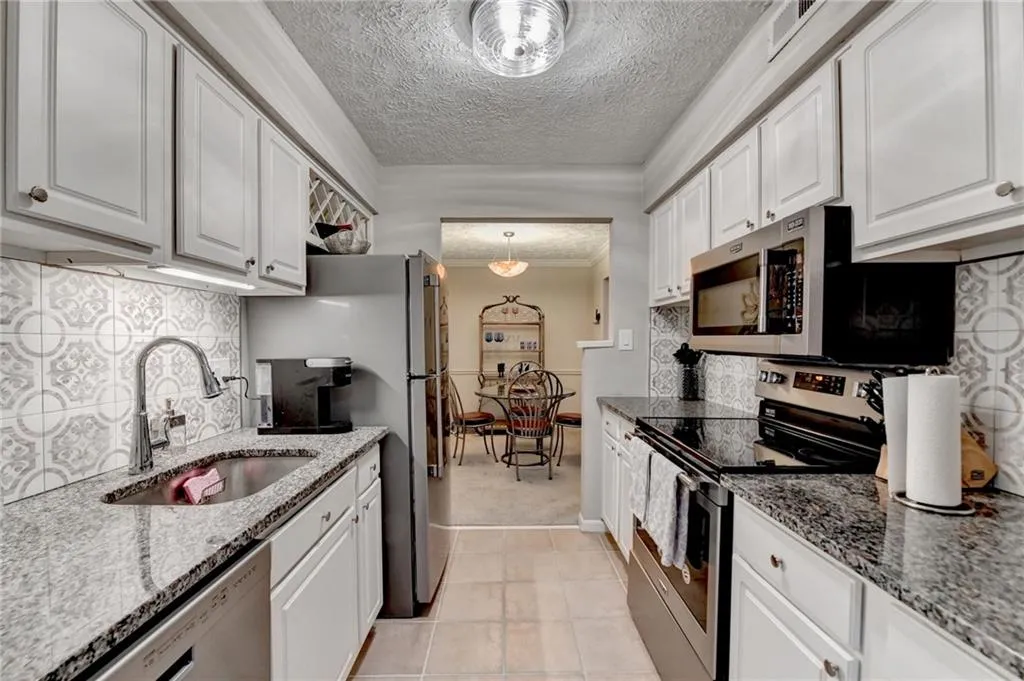 5149 Roswell Road Unit 7, Atlanta, Georgia 30342, 2 Bedrooms Bedrooms, ,1 BathroomBathrooms,Residential,For Sale,5149 Roswell Road Unit 7,7583868