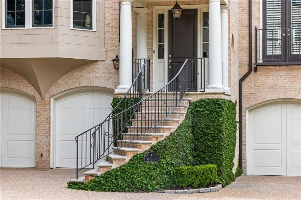 92 Old Ivy Road Ne Unit 6, Atlanta, Georgia 30342, 4 Bedrooms Bedrooms, ,4 BathroomsBathrooms,Residential,For Sale,92 Old Ivy Road Ne Unit 6,7598357