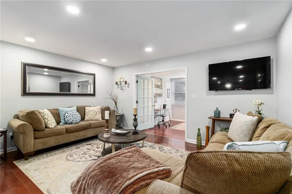 64 Montre Square Nw, Atlanta, Georgia 30327, 2 Bedrooms Bedrooms, ,2 BathroomsBathrooms,Residential,For Sale,64 Montre Square Nw,7599833