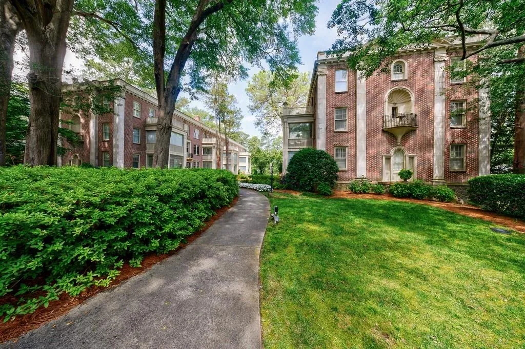 2260 Peachtree Road Nw Unit B4, Atlanta, Georgia 30309, 2 Bedrooms Bedrooms, ,1 BathroomBathrooms,Residential,For Sale,2260 Peachtree Road Nw Unit B4,7601135