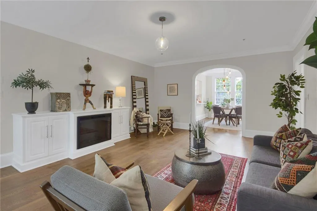 2814 Peachtree Road Nw Unit 11, Atlanta, Georgia 30305, 2 Bedrooms Bedrooms, ,1 BathroomBathrooms,Residential,For Sale,2814 Peachtree Road Nw Unit 11,7612257