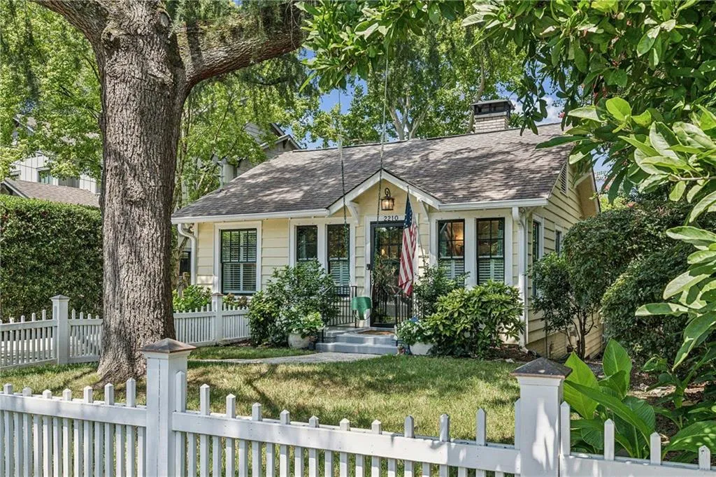 2210 Fairhaven Circle Ne, Atlanta, Georgia 30305, 3 Bedrooms Bedrooms, ,2 BathroomsBathrooms,Residential,For Sale,2210 Fairhaven Circle Ne,7616350