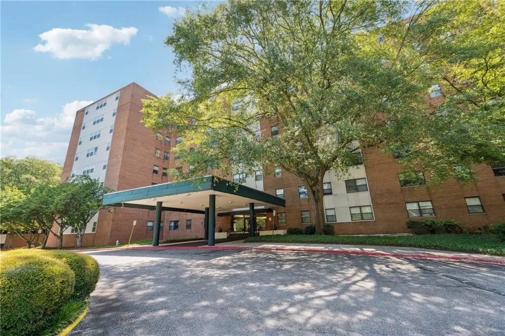 2965 Pharr Court South Nw Unit 512, Atlanta, Georgia 30305, 2 Bedrooms Bedrooms, ,2 BathroomsBathrooms,Residential,For Sale,2965 Pharr Court South Nw Unit 512,7617396