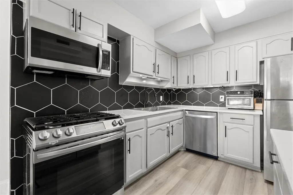 2965 Pharr Court South Nw Unit 304, Atlanta, Georgia 30305, 2 Bedrooms Bedrooms, ,2 BathroomsBathrooms,Residential,For Sale,2965 Pharr Court South Nw Unit 304,7619397
