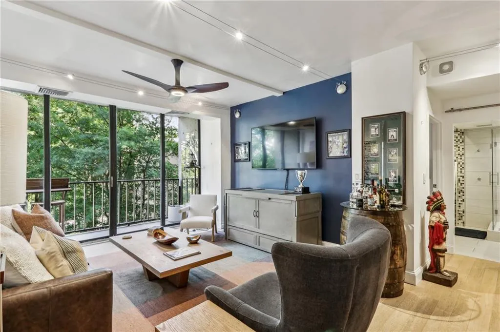 145 15th Street Ne Unit 207, Atlanta, Georgia 30309, 1 Bedroom Bedrooms, ,1 BathroomBathrooms,Residential,Sold,145 15th Street Ne Unit 207,7620259
