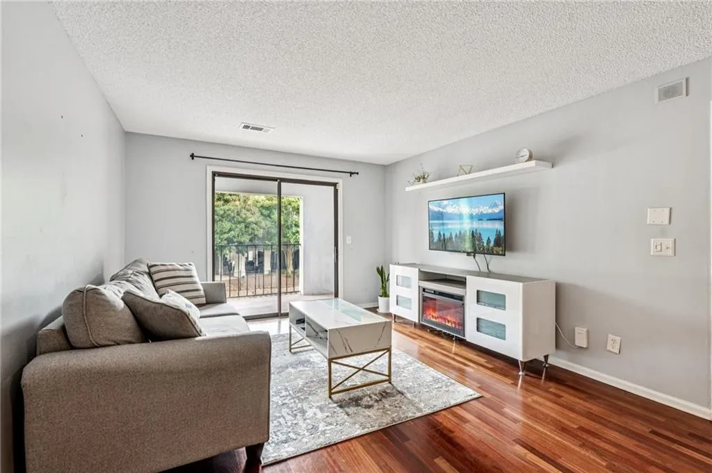 2657 Lenox Road Ne Unit N-185-3, Atlanta, Georgia 30324, 2 Bedrooms Bedrooms, ,2 BathroomsBathrooms,Residential,For Sale,2657 Lenox Road Ne Unit N-185-3,7624987