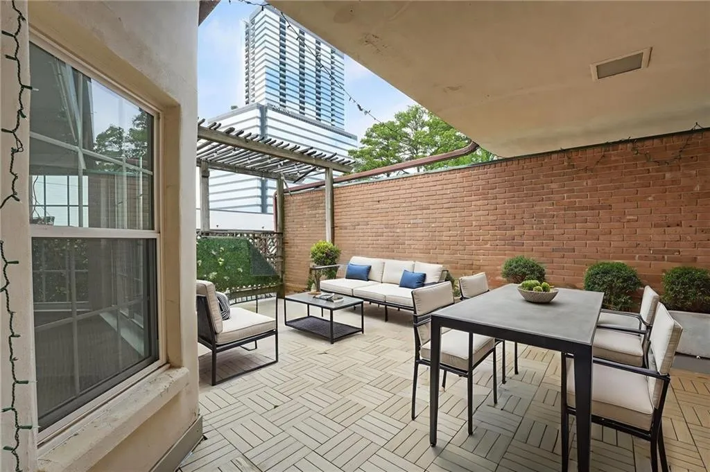 3649 Peachtree Road Ne Unit 305, Atlanta, Georgia 30319, 3 Bedrooms Bedrooms, ,2 BathroomsBathrooms,Residential,For Sale,3649 Peachtree Road Ne Unit 305,7628019