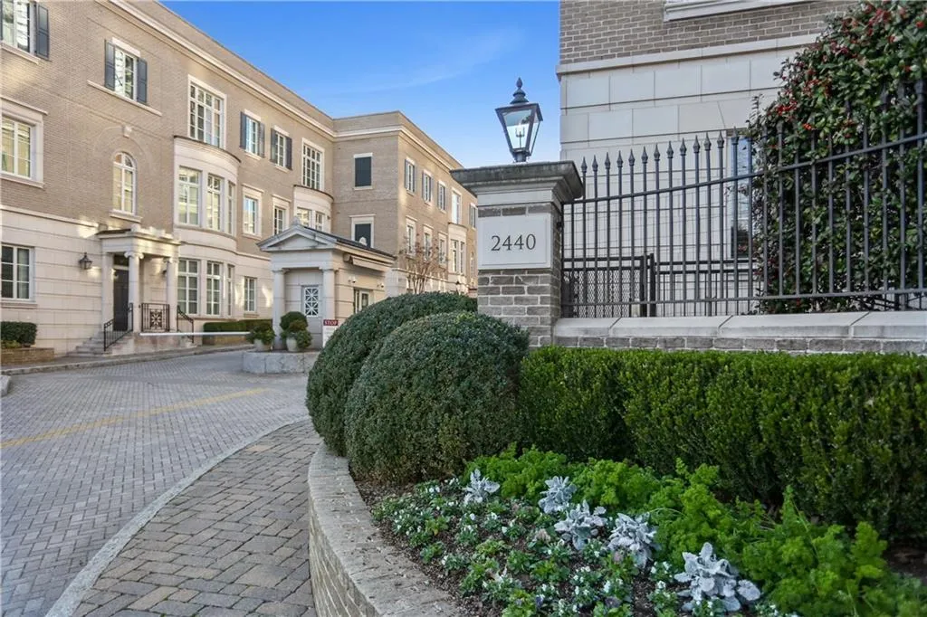 2440 Peachtree Road Nw Unit 6, Atlanta, Georgia 30305, 4 Bedrooms Bedrooms, ,4 BathroomsBathrooms,Residential,For Sale,2440 Peachtree Road Nw Unit 6,7631425