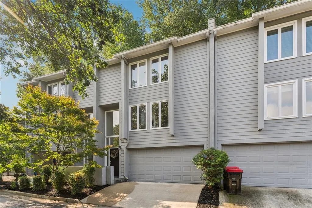 4010 Roswell Road Ne Unit A2, Atlanta, Georgia 30342, 3 Bedrooms Bedrooms, ,2 BathroomsBathrooms,Residential,For Sale,4010 Roswell Road Ne Unit A2,7636308
