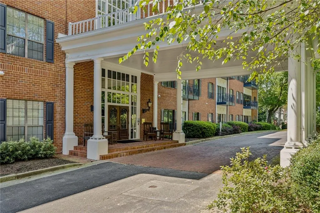 2921 Lenox Road Ne Unit 106, Atlanta, Georgia 30324, 2 Bedrooms Bedrooms, ,2 BathroomsBathrooms,Residential,For Sale,2921 Lenox Road Ne Unit 106,7638828