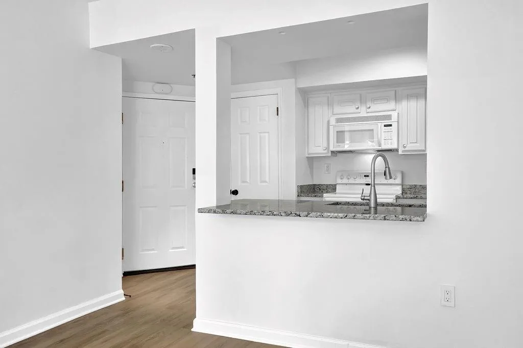 1 Biscayne Drive Nw Unit 304, Atlanta, Georgia 30309, 1 Bedroom Bedrooms, ,1 BathroomBathrooms,Residential,For Sale,1 Biscayne Drive Nw Unit 304,7640356