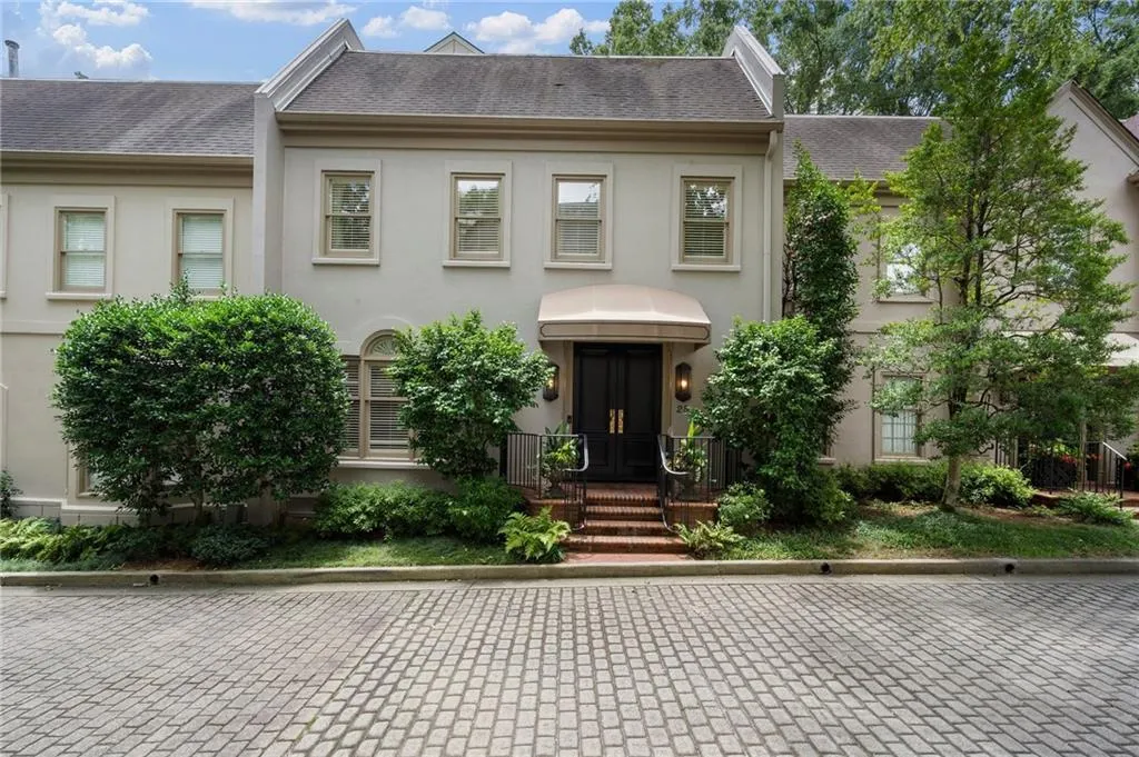 2525 Peachtree Road Unit 28, Atlanta, Georgia 30305, 3 Bedrooms Bedrooms, ,2 BathroomsBathrooms,Residential,For Sale,2525 Peachtree Road Unit 28,7642406