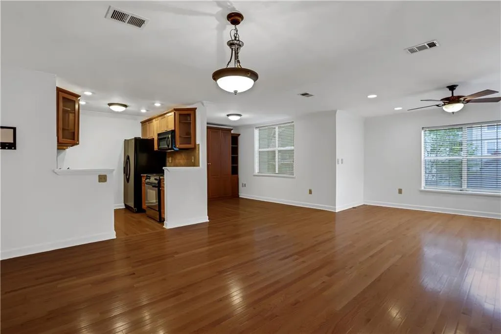 3655 Habersham Road Ne Unit 254b, Atlanta, Georgia 30305, 1 Bedroom Bedrooms, ,2 BathroomsBathrooms,Residential,For Sale,3655 Habersham Road Ne Unit 254b,7643190