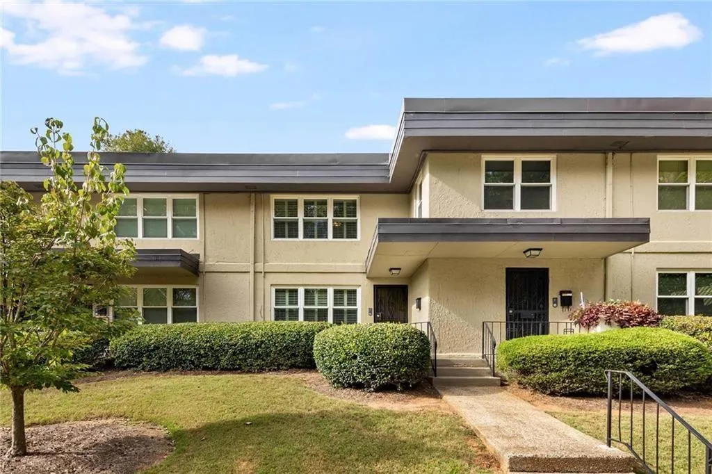 323 Lakemoore Drive Ne Unit F, Atlanta, Georgia 30342, 3 Bedrooms Bedrooms, ,2 BathroomsBathrooms,Residential,For Sale,323 Lakemoore Drive Ne Unit F,7667024