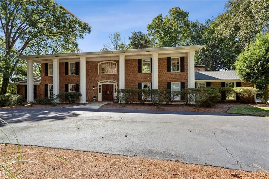 290 Glen Lake Drive, Atlanta, Georgia 30327, 5 Bedrooms Bedrooms, ,4 BathroomsBathrooms,Residential,For Sale,290 Glen Lake Drive,7665788