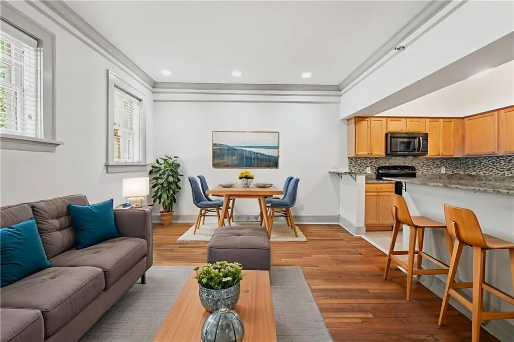 2855 Peachtree Road Ne Unit 110, Atlanta, Georgia 30305, 2 Bedrooms Bedrooms, ,2 BathroomsBathrooms,Residential,For Sale,2855 Peachtree Road Ne Unit 110,7667444