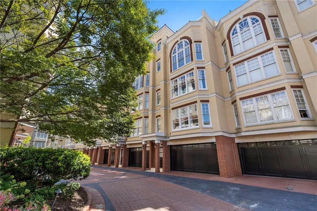 3541 Roswell Road Ne Unit 4, Atlanta, Georgia 30305, 2 Bedrooms Bedrooms, ,2 BathroomsBathrooms,Residential,For Sale,3541 Roswell Road Ne Unit 4,7669200