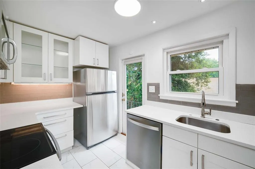 3510 Roswell Road Nw Unit M4, Atlanta, Georgia 30305, 2 Bedrooms Bedrooms, ,2 BathroomsBathrooms,Residential,For Sale,3510 Roswell Road Nw Unit M4,7667936