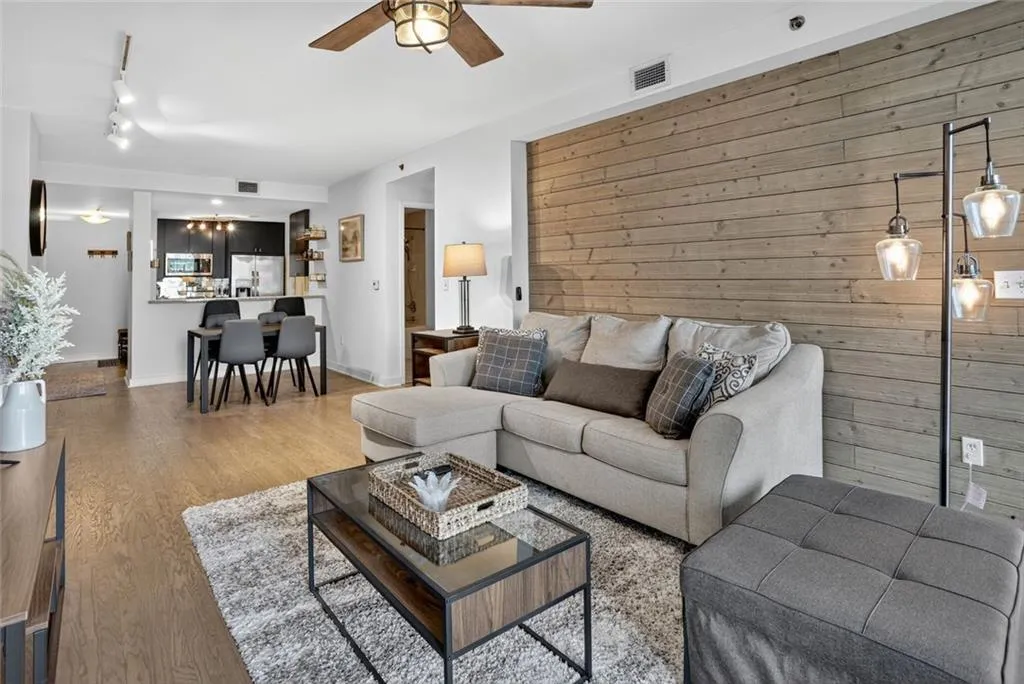 3338 Peachtree Road Ne Unit 1706, Atlanta, Georgia 30326, 1 Bedroom Bedrooms, ,1 BathroomBathrooms,Residential,For Sale,3338 Peachtree Road Ne Unit 1706,7681136