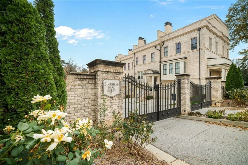 3715 Peachtree Road Unit 2, Atlanta, Georgia 30319, 3 Bedrooms Bedrooms, ,4 BathroomsBathrooms,Residential,For Sale,3715 Peachtree Road Unit 2,7684839