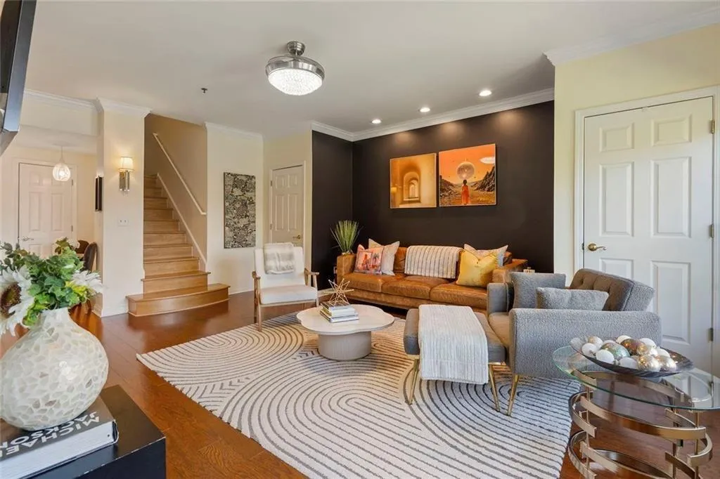 3636 Habersham Road Nw Unit 2404, Atlanta, Georgia 30305, 3 Bedrooms Bedrooms, 0 ,2 BathroomsBathrooms,Residential,For Sale,3636 Habersham Road Nw Unit 2404,7723412