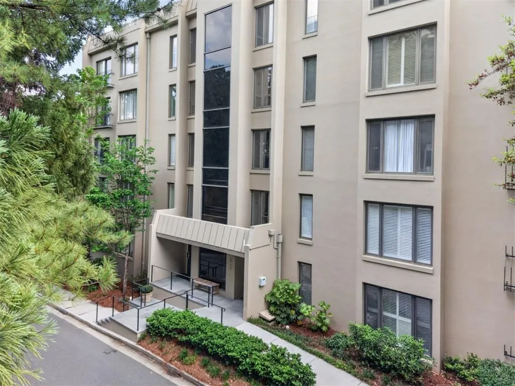 2769 Peachtree Road Ne Unit 10, Atlanta, Georgia 30305, 2 Bedrooms Bedrooms, 0 ,2 BathroomsBathrooms,Residential,For Sale,2769 Peachtree Road Ne Unit 10,7761224