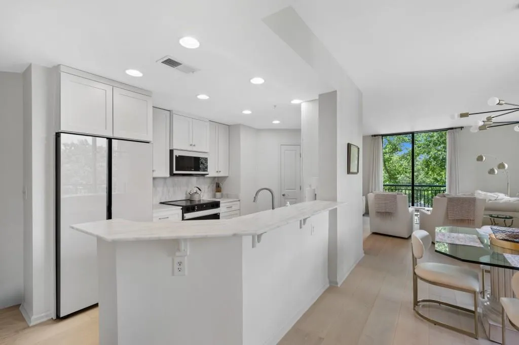3040 Peachtree Road Nw Unit 211, Atlanta, Georgia 30305, 2 Bedrooms Bedrooms, 0 ,2 BathroomsBathrooms,Residential,For Sale,3040 Peachtree Road Nw Unit 211,7807837