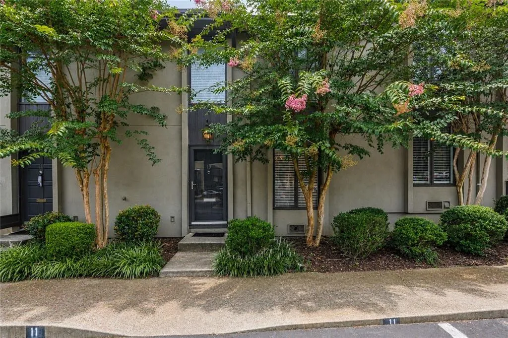 13 Ivy Square Ne, Atlanta, Georgia 30342, 3 Bedrooms Bedrooms, 0 ,3 BathroomsBathrooms,Residential,For Sale,13 Ivy Square Ne,7811852