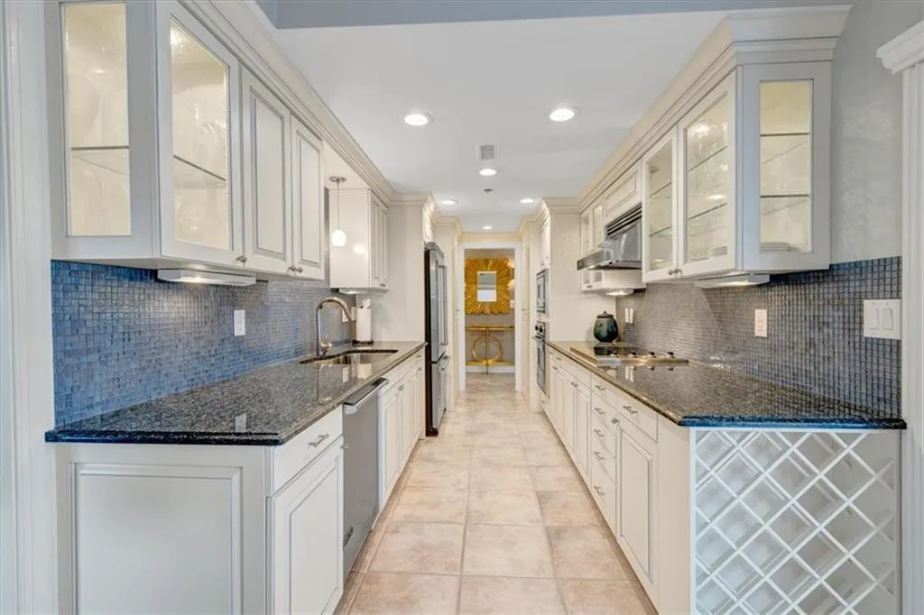 3435 Kingsboro Road Ne Unit 1301, Atlanta, Georgia 30326, 2 Bedrooms Bedrooms, 0 ,2 BathroomsBathrooms,Residential,For Sale,3435 Kingsboro Road Ne Unit 1301,7819218