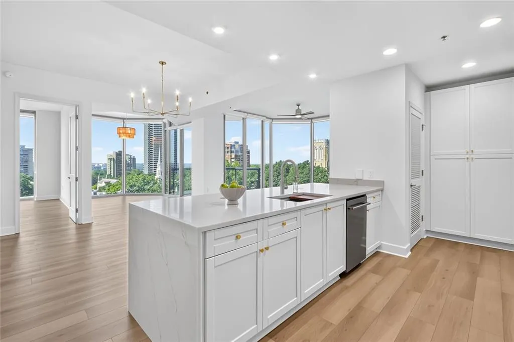 2795 Peachtree Road Ne Unit 802, Atlanta, Georgia 30305, 2 Bedrooms Bedrooms, 0 ,2 BathroomsBathrooms,Residential,For Sale,2795 Peachtree Road Ne Unit 802,7823554