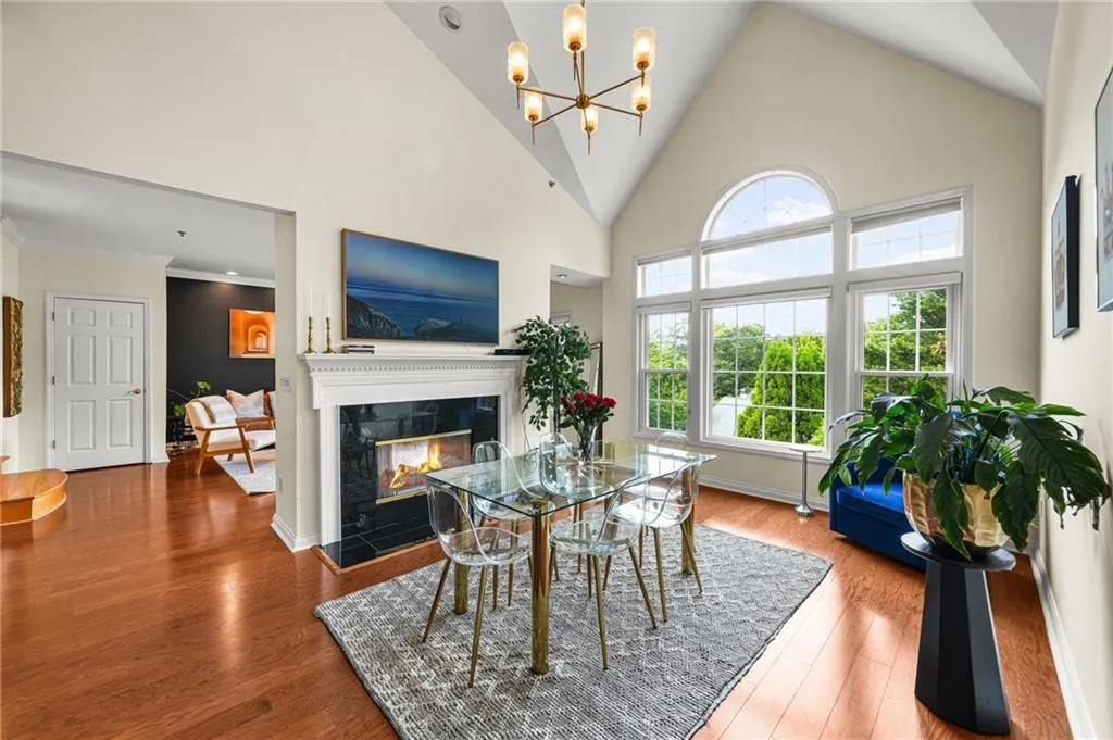 3636 Habersham Road Nw Unit 2404, Atlanta, Georgia 30305, 3 Bedrooms Bedrooms, 0 ,2 BathroomsBathrooms,Residential,For Sale,3636 Habersham Road Nw Unit 2404,7826414