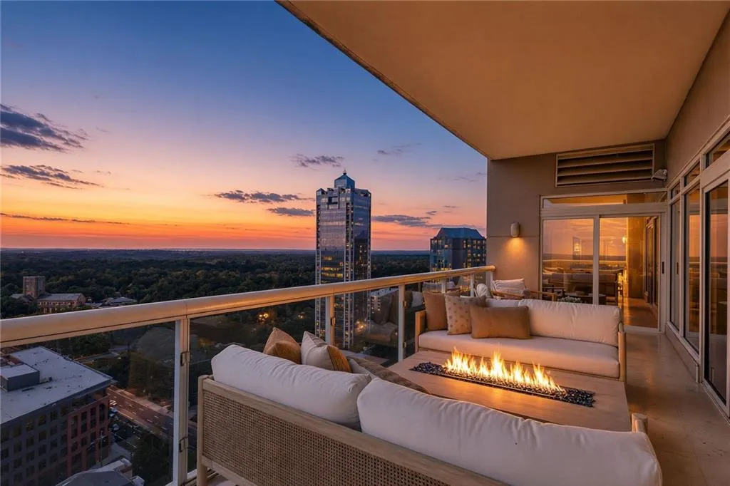2881 Peachtree Road Ne Unit 2304, Atlanta, Georgia 30305, 3 Bedrooms Bedrooms, 0 ,2 BathroomsBathrooms,Residential,For Sale,2881 Peachtree Road Ne Unit 2304,7818650