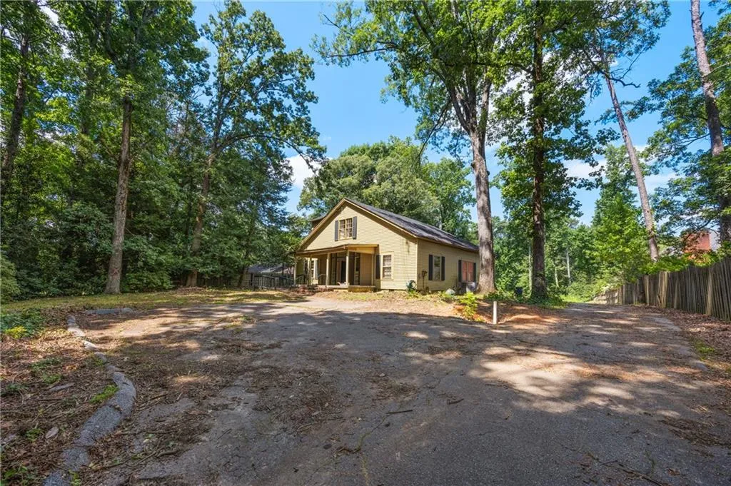 3740 Peachtree Dunwoody Road Ne, Atlanta, Georgia 30342, 4 Bedrooms Bedrooms, 0 ,3 BathroomsBathrooms,Residential,For Sale,3740 Peachtree Dunwoody Road Ne,7849633