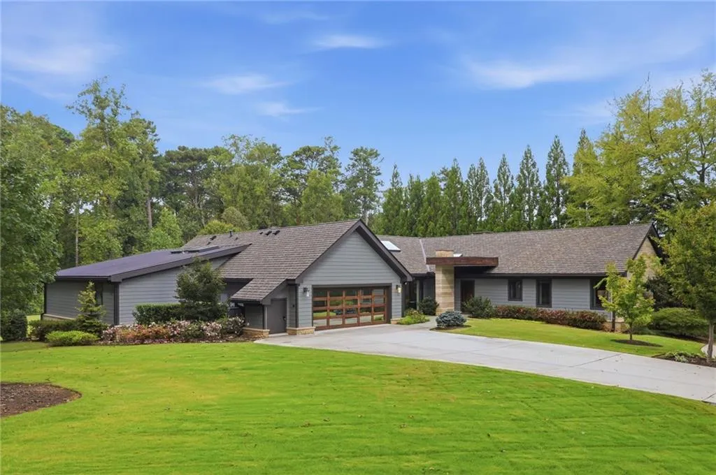 3860 Peachtree Dunwoody Road Ne, Atlanta, Georgia 30342, 4 Bedrooms Bedrooms, 0 ,3 BathroomsBathrooms,Residential,For Sale,3860 Peachtree Dunwoody Road Ne,7856074